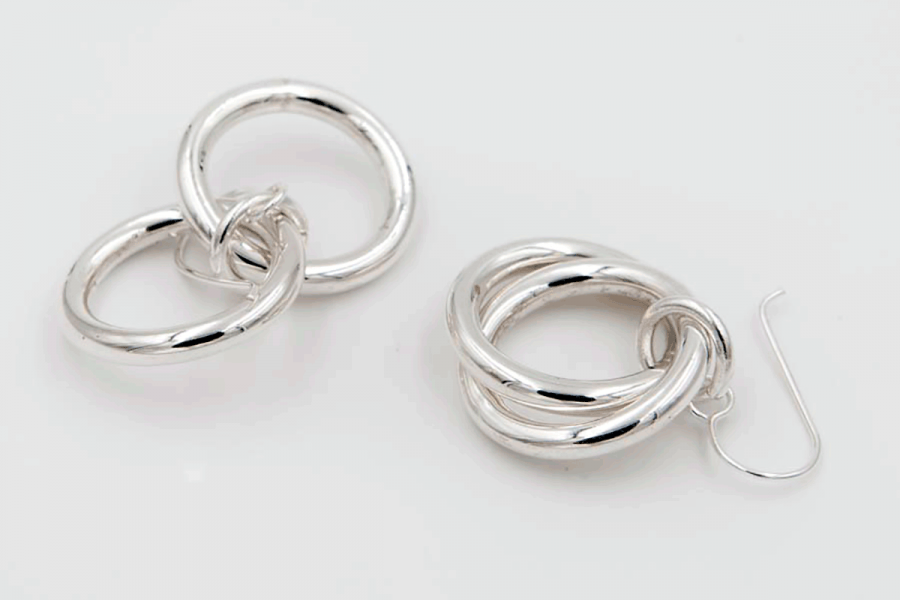 Two intertwined hoops earrings