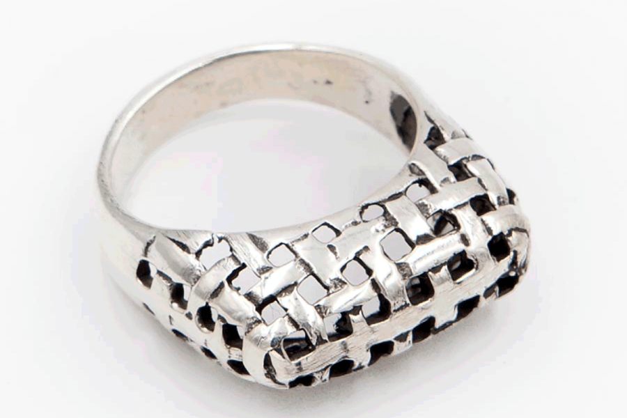 Basket-intertwined ring